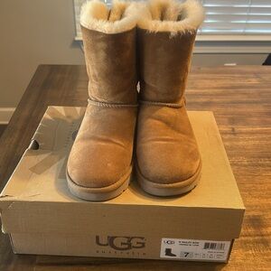 UGG BAILEY BOW SIZE 7 WOMEN